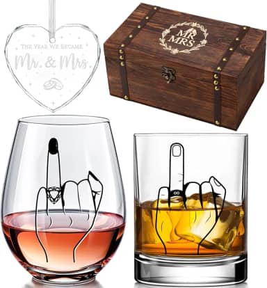 Presente de noivado engraçado para casais com caixa de madeira de lembrança vintage – Conjunto de copo de vinho e uísque + ornamento de coração Sr. e Sra. – casamento, chá de panela, presente para