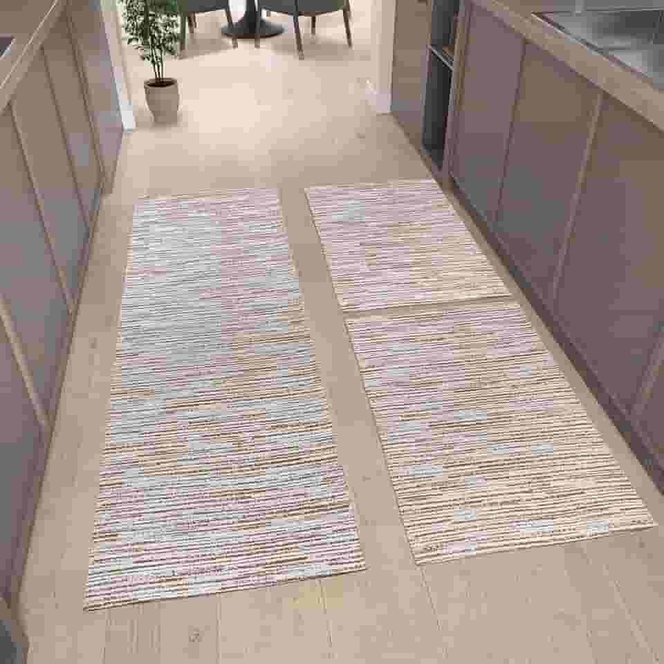 Kit Tapete de Cozinha 3 peças com Passadeira e Tapetes Antiderrapantes (Mesclado Cru com Risco Caramelo)