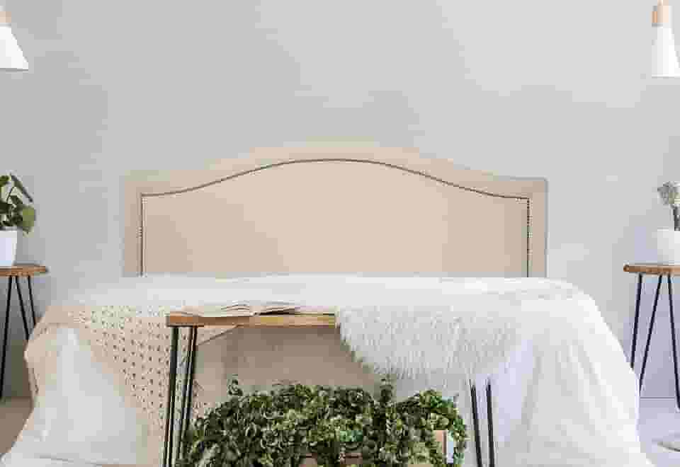 Cabeceira Queen Curva Luxo 160x60 Courino Off White - Tachas Fumê