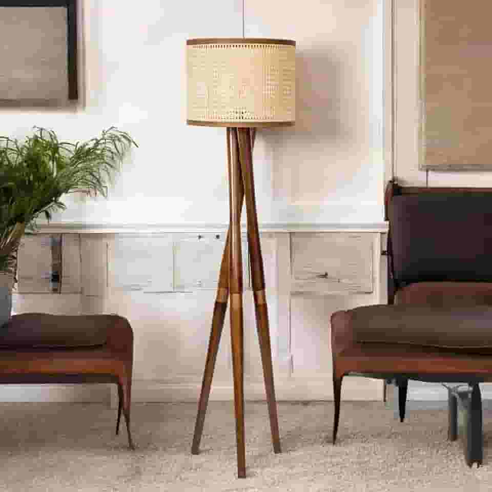 D+MOB Luminária de Chão Bellissima com Cúpula em Tela e Estrutura Tripé em Ferro Acabamento Cobre – Design Moderno e Sofisticado (Palha Sintetica)