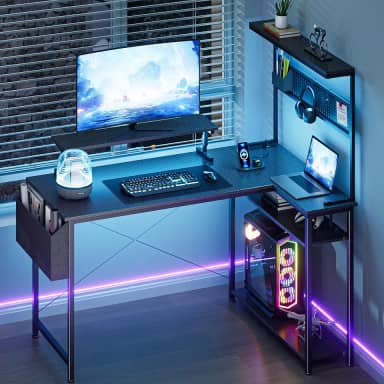 Mesa de jogos de 106 cm, mesa de computador em forma de L com luzes de LED, suporte para monitor, tomadas de energia e gaveta de armazenamento, pequena mesa de jogos com prateleiras e gancho, mesa de