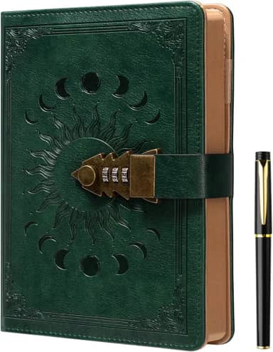 ZXHQ Diário de bloqueio com caneta, diário A5 de 240 páginas com fecho, borda marrom, recarregável, capa dura de couro (8,5 × 15 cm) verde escuro