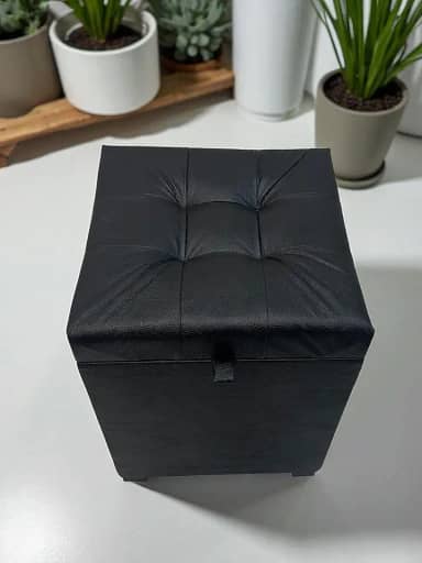 Puff Baú Siena, 36x36x47 cm, Preto Corino, Assento Estofado com Armazenamento