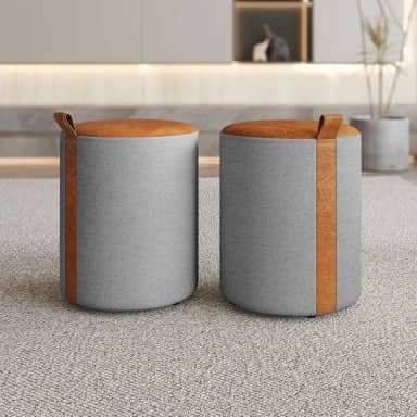 KIT 2 PUFF- Linho Cinza com fibra natural. Assento e Alça em Couro Caramelo 42cm x 34cm. Puff zeus