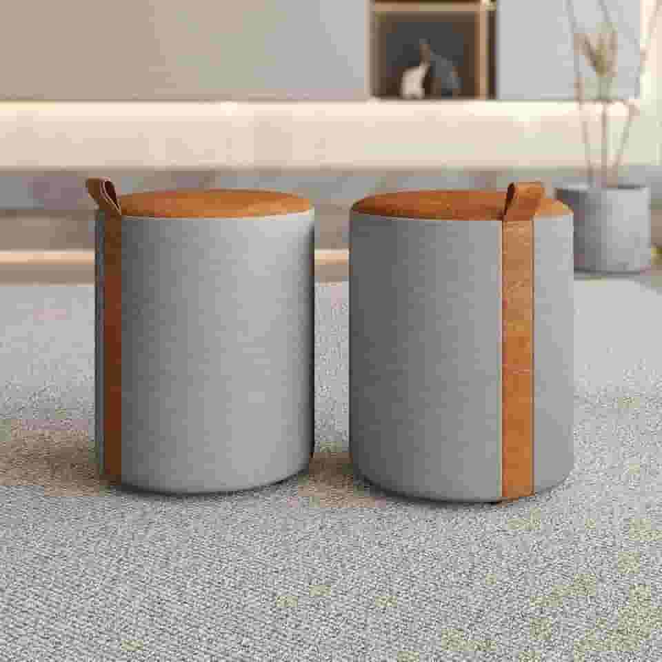 KIT 2 PUFF- Linho Cinza com fibra natural. Assento e Alça em Couro Caramelo 42cm x 34cm. Puff zeus