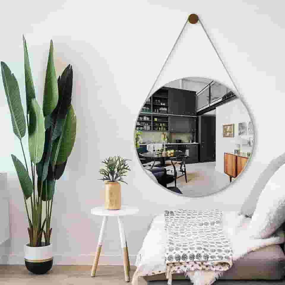 Espelho Decorativo Redondo 60cm Adnet Suspenso com Alça Couro Gelo e Pino de Fixação