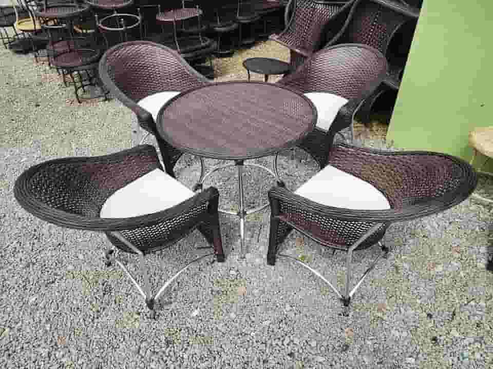 Jogo 1 Mesa 4 Cadeiras Área Externa Alumínio e Fibra